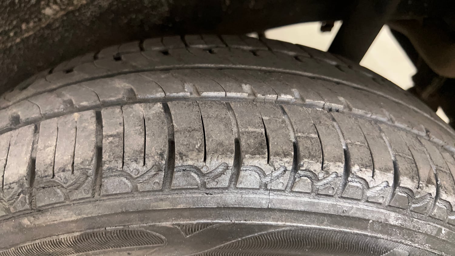 Used 2012 Maruti Suzuki Wagon R 1.0 VXi Petrol Manual tyres LEFT REAR TYRE TREAD VIEW