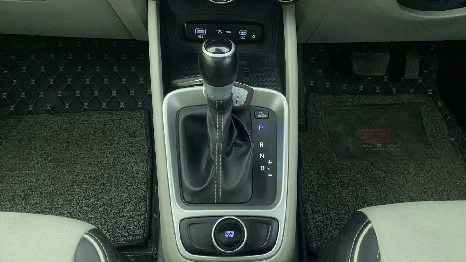 Used 2024 Hyundai Venue SX (O) 1.0 Turbo DCT Petrol Automatic interior GEAR  KNOB VIEW