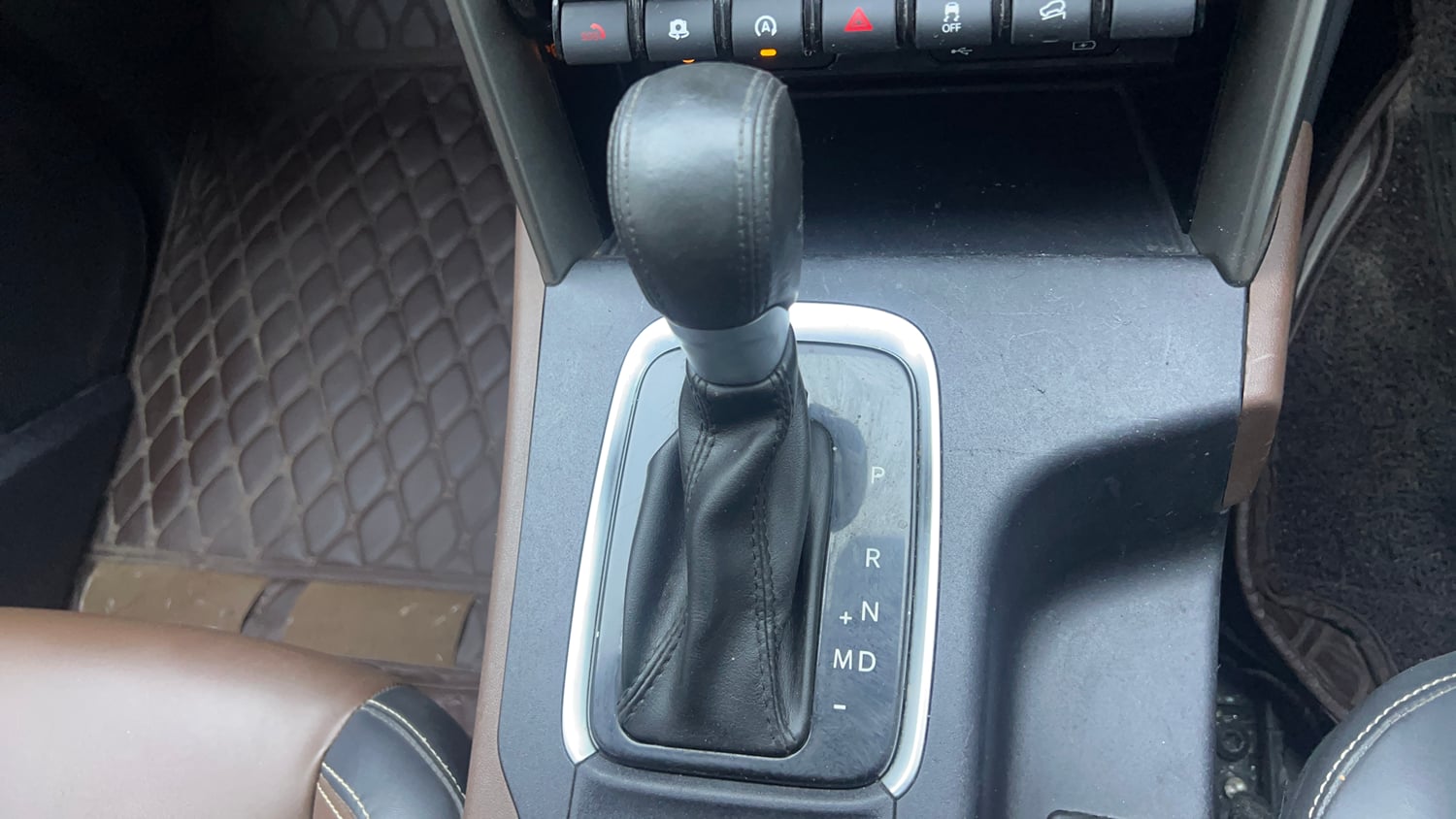 Used 2022 Mahindra Scorpio N Z8 L Petrol AT 7 STR Petrol Automatic interior GEAR  KNOB VIEW