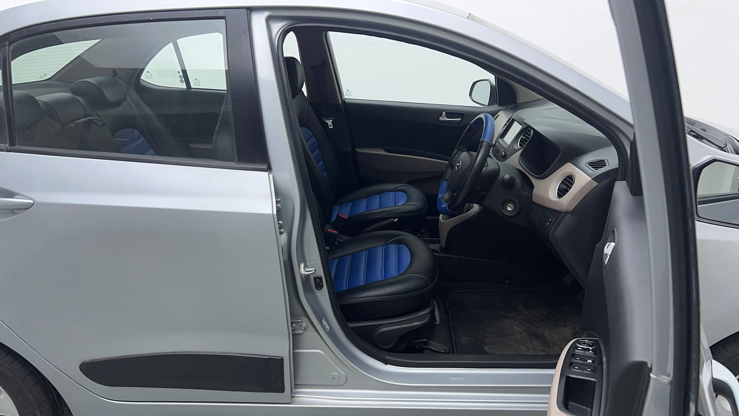 Used 2019 Hyundai Xcent SX Petrol Manual interior RIGHT SIDE FRONT DOOR CABIN VIEW