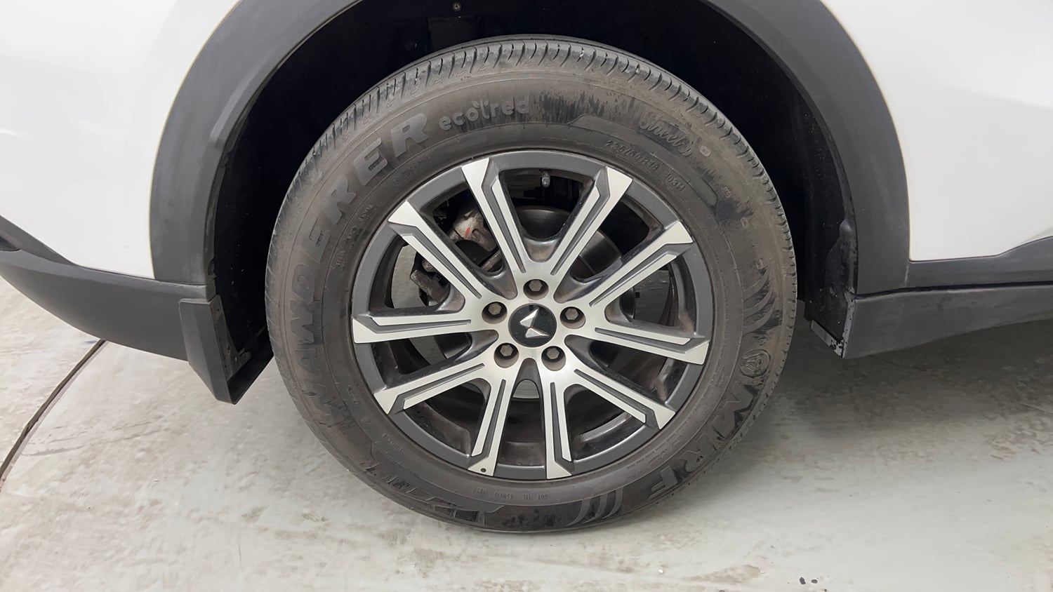 Used 2024 Mahindra XUV700 AX7 Luxury Pack Petrol AT 7 STR Petrol Automatic tyres RIGHT REAR TYRE RIM VIEW