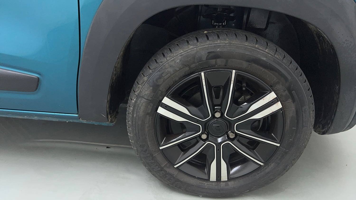 Used 2025 Renault Kwid CLIMBER 1.0 MT Petrol Manual tyres RIGHT FRONT TYRE RIM VIEW