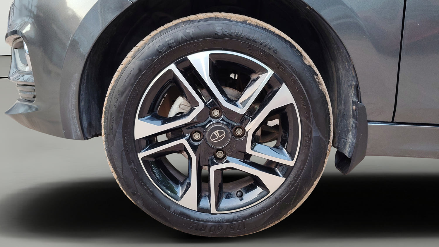 Used 2025 Tata Tigor XZ Plus LUX Petrol Manual tyres LEFT FRONT TYRE RIM VIEW