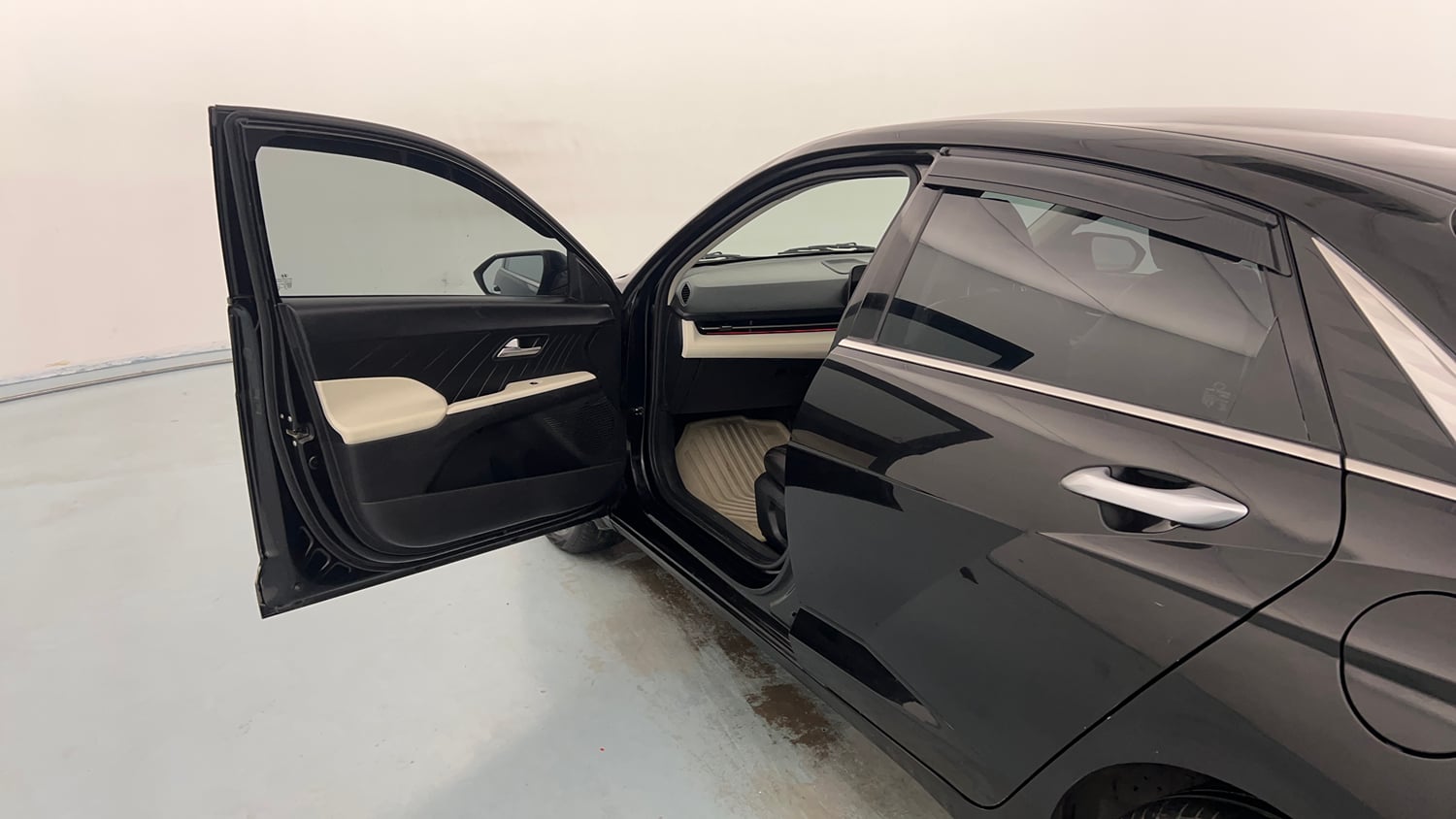 Used 2023 Hyundai Verna SX 1.5 Petrol MT Petrol Manual interior LEFT FRONT DOOR OPEN VIEW