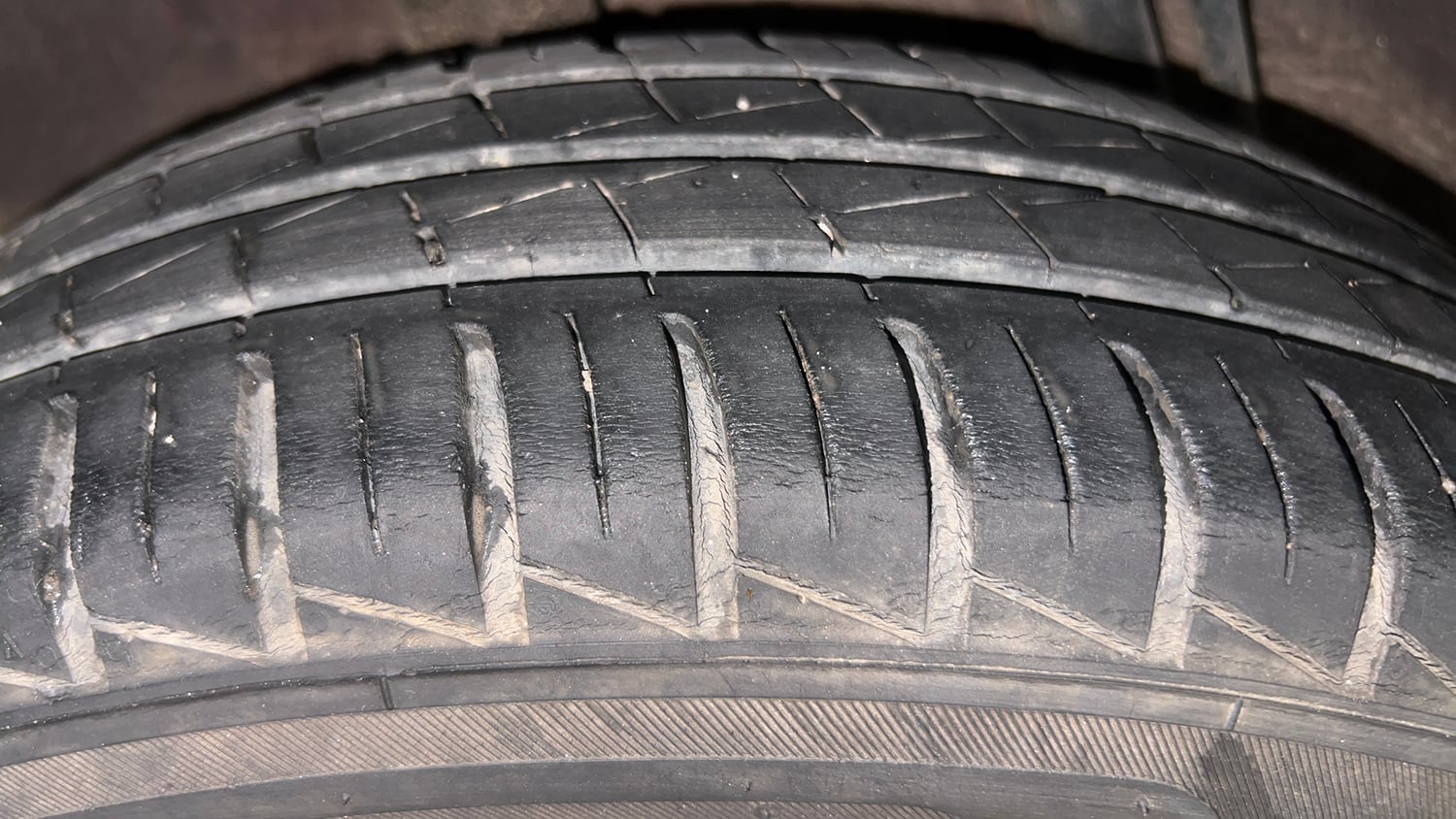 Used 2021 Renault Kwid RXT 1.0 AMT (O) Petrol Automatic tyres RIGHT REAR TYRE TREAD VIEW