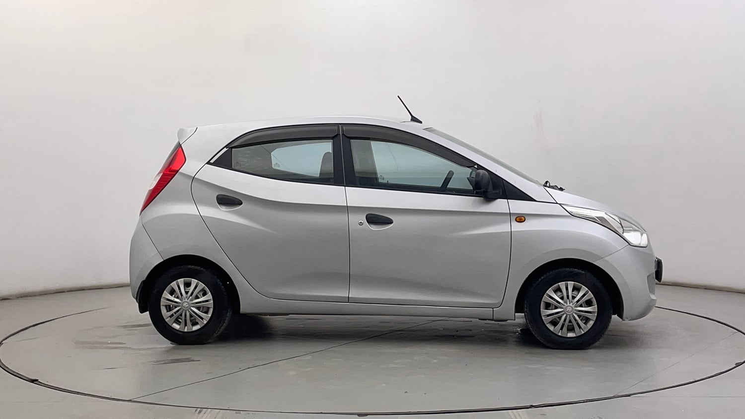 Used 2016 Hyundai Eon Era + Petrol Manual exterior RIGHT SIDE VIEW