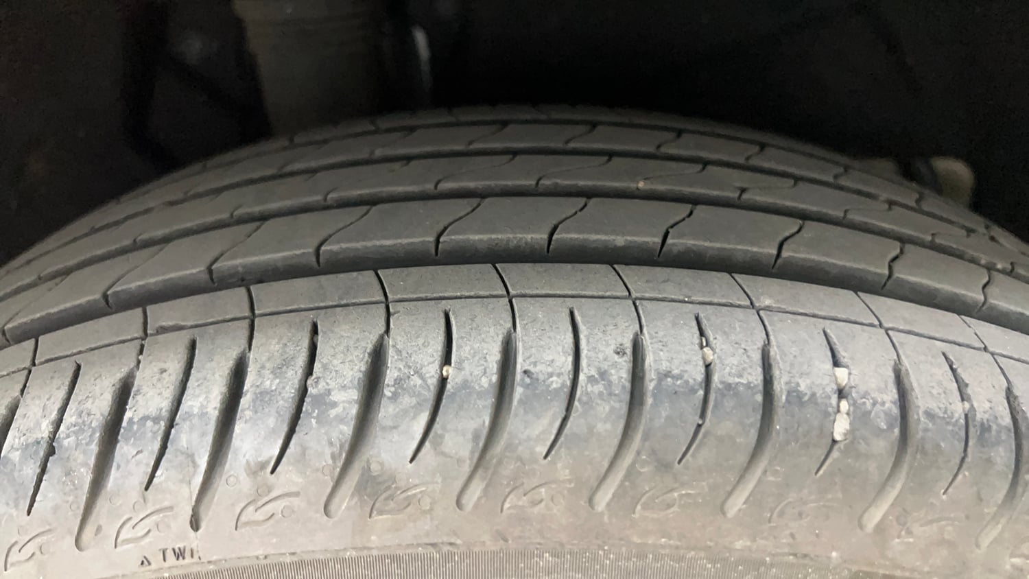 Used 2024 Mahindra XUV700 AX7 Luxury Pack Petrol AT 7 STR Petrol Automatic tyres RIGHT REAR TYRE TREAD VIEW