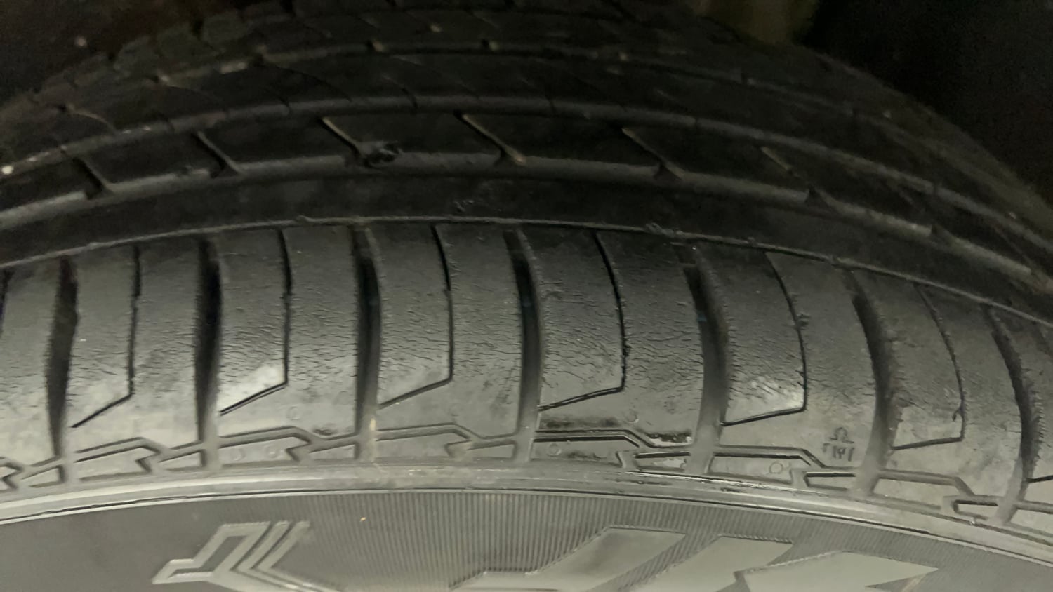 Used 2024 Hyundai Alcazar Signature (O) 7 STR 1.5 Petrol DCT Petrol Automatic tyres LEFT REAR TYRE TREAD VIEW