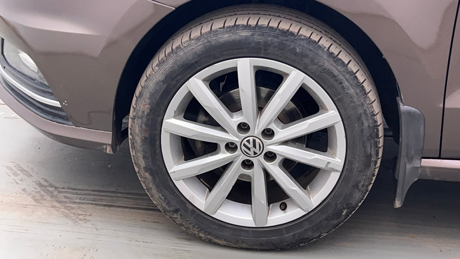 Used 2018 Volkswagen Ameo Highline1.2L Plus (P) 16 Alloy Petrol Manual tyres LEFT FRONT TYRE RIM VIEW