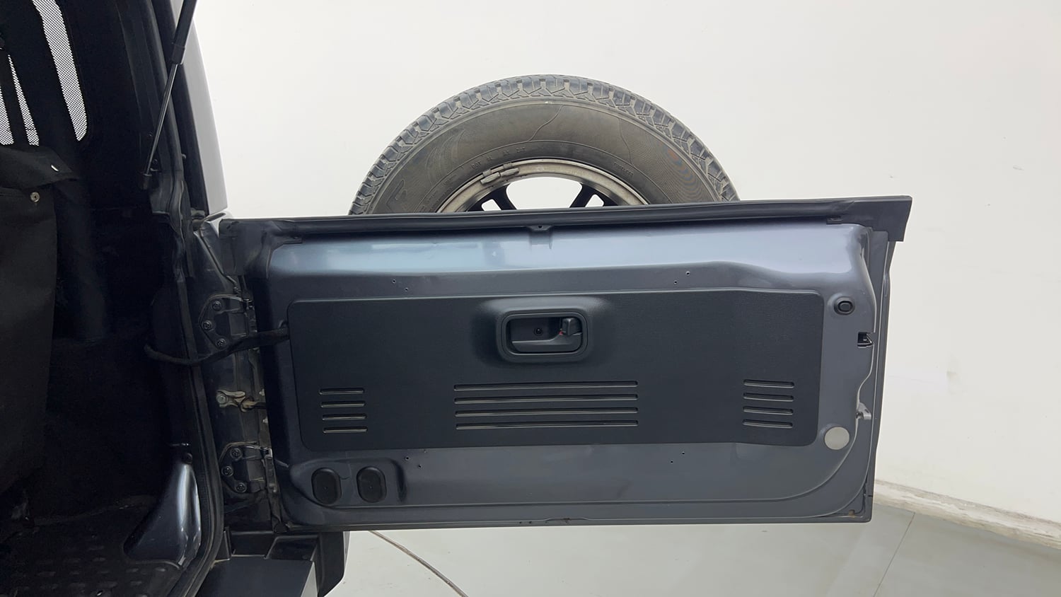 Used 2022 mahindra Thar LX Hard Top Petrol AT 4WD Petrol Automatic interior DICKY DOOR OPEN VIEW