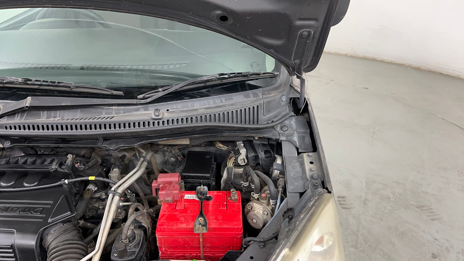 Used 2015 Maruti Suzuki Wagon R LXI CNG Cng Manual engine ENGINE LEFT SIDE HINGE & APRON VIEW