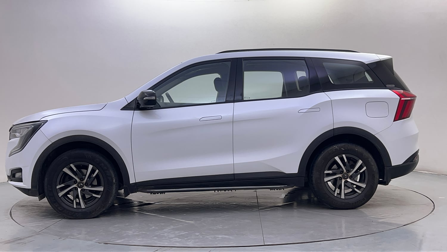 Used 2022 Mahindra XUV700 AX 5 Diesel AT 7 STR Diesel Automatic exterior LEFT SIDE VIEW