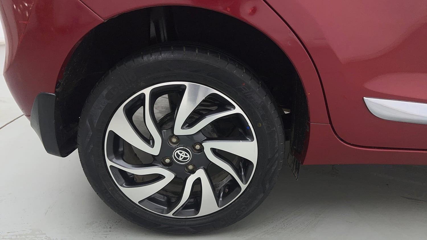 Used 2019 Toyota Glanza V CVT Petrol Automatic tyres RIGHT REAR TYRE RIM VIEW