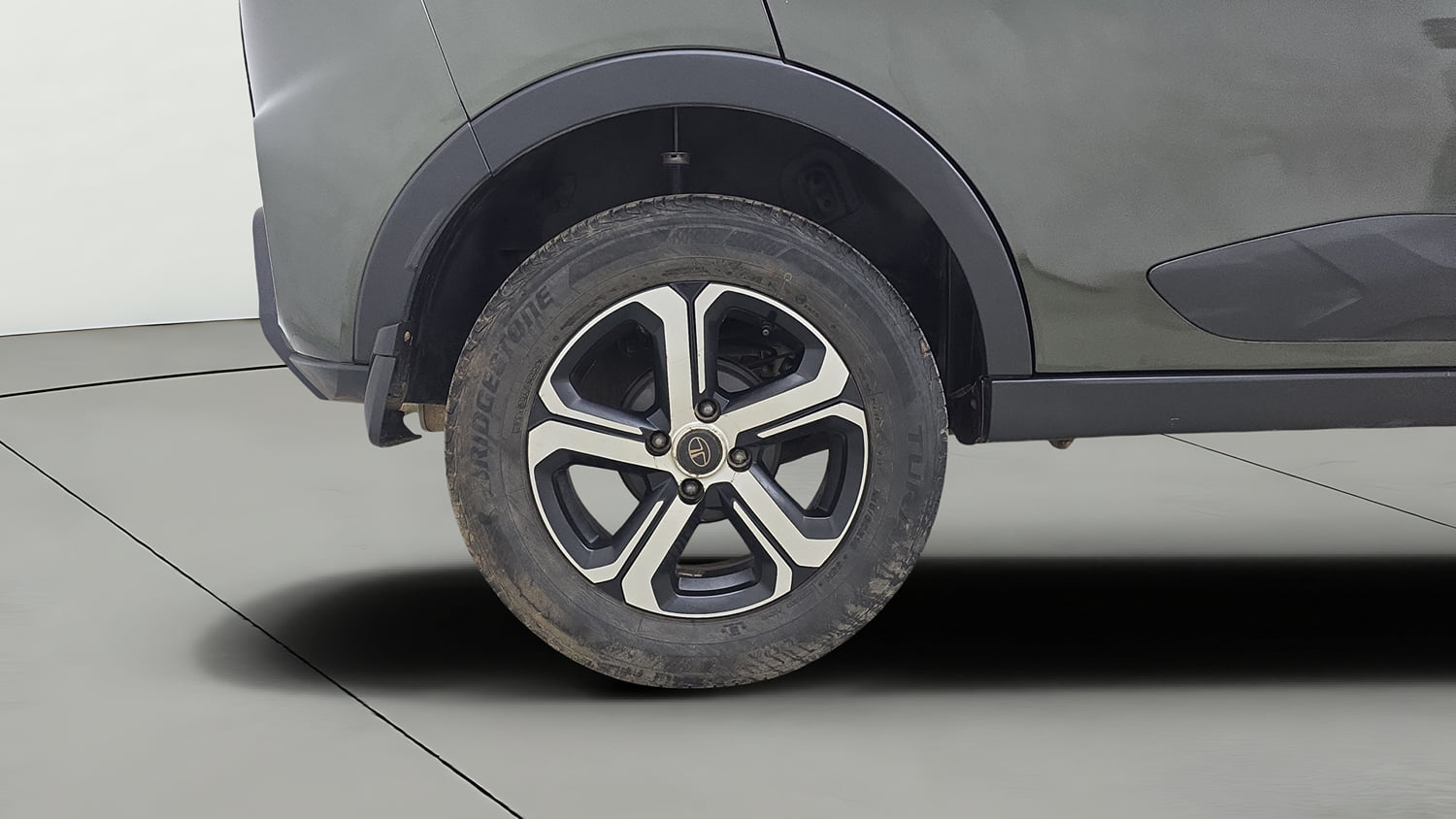 Used 2023 Tata Nexon XZ Plus LUXS Petrol Manual tyres RIGHT REAR TYRE RIM VIEW