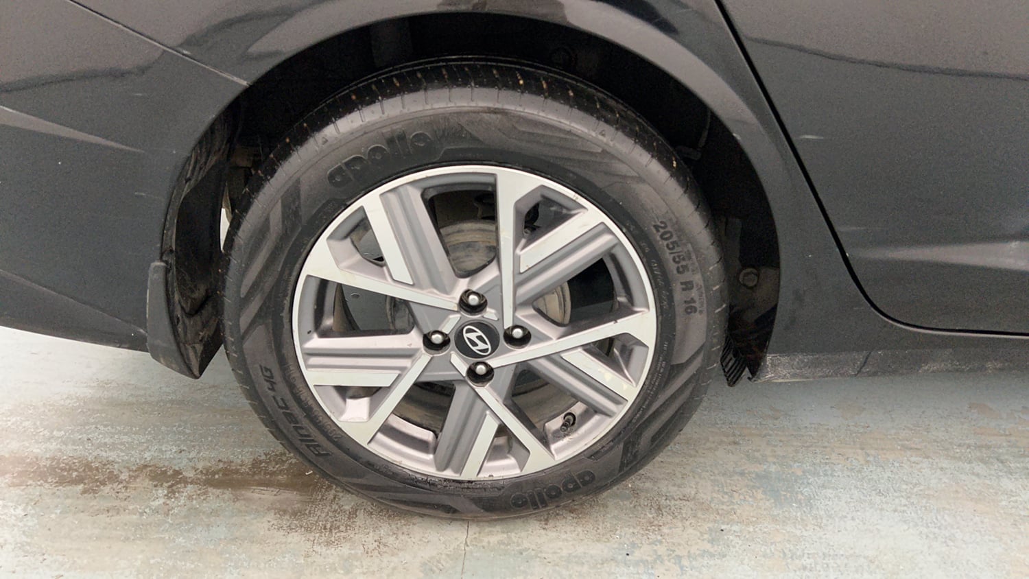 Used 2023 Hyundai Verna SX 1.5 Petrol MT Petrol Manual tyres RIGHT REAR TYRE RIM VIEW
