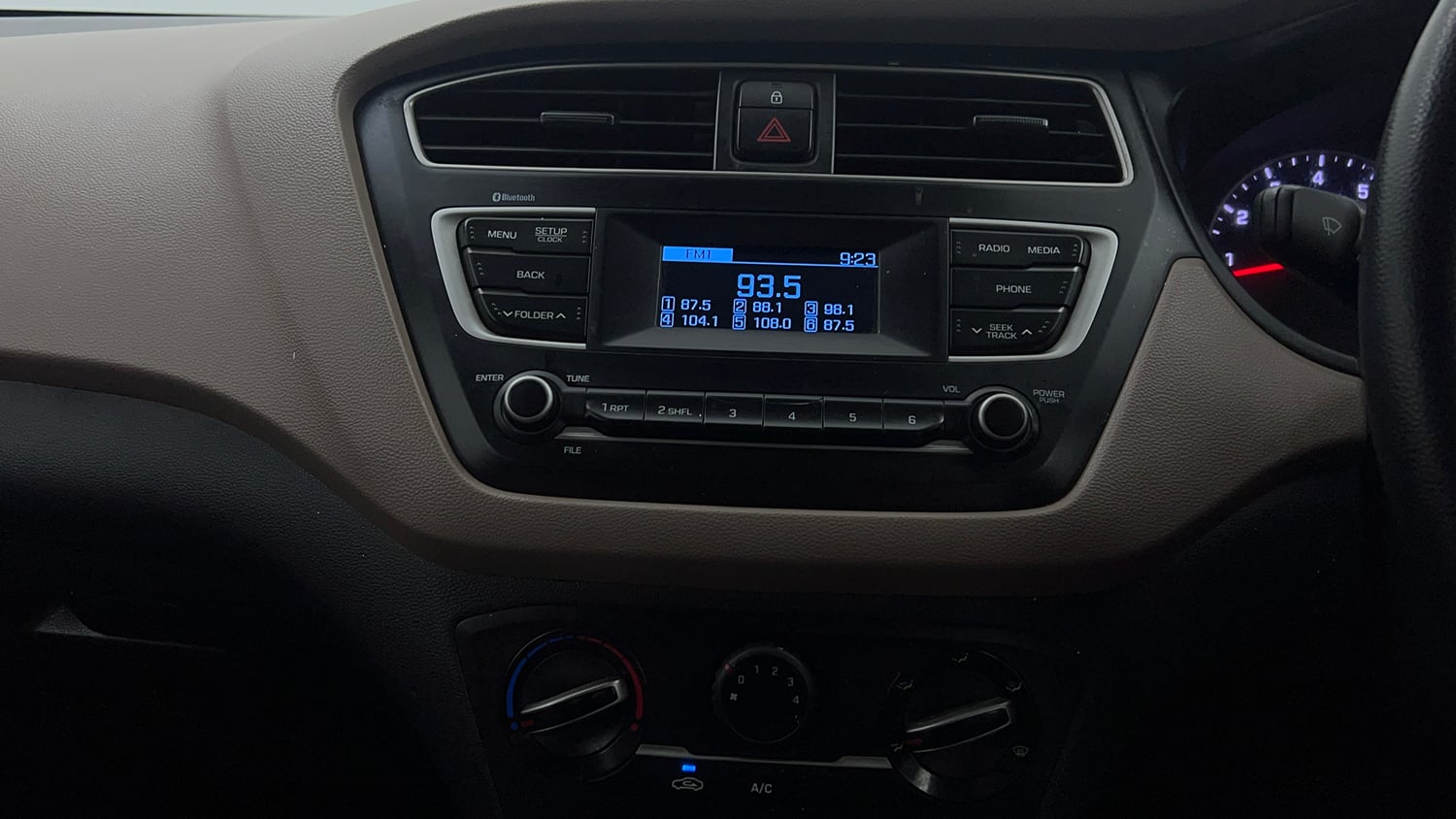 Used 2019 Hyundai Elite i20 Magna Plus 1.2 Petrol Manual top_features Integrated (in-dash) music system