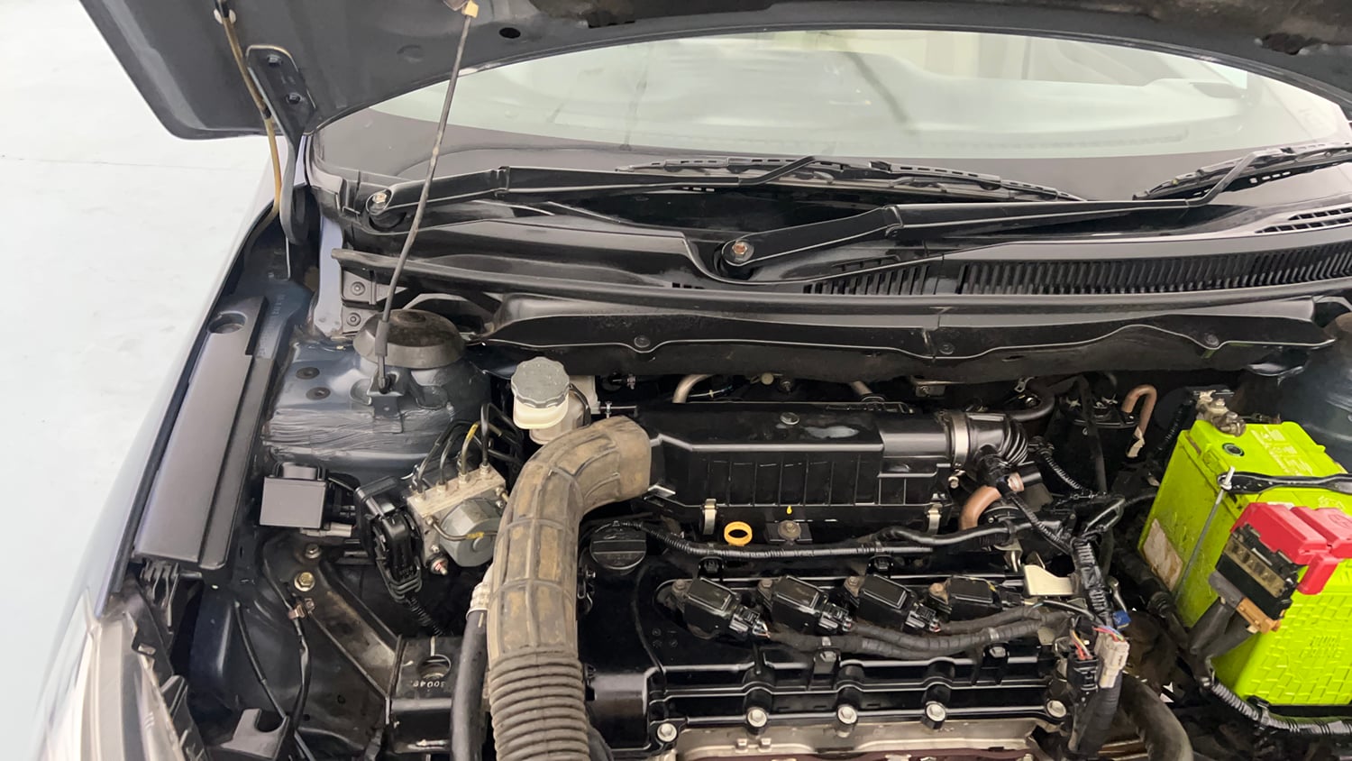 Used 2019 Maruti Suzuki Ciaz Alpha Hybrid 1.5 Petrol Manual engine ENGINE RIGHT SIDE HINGE & APRON VIEW