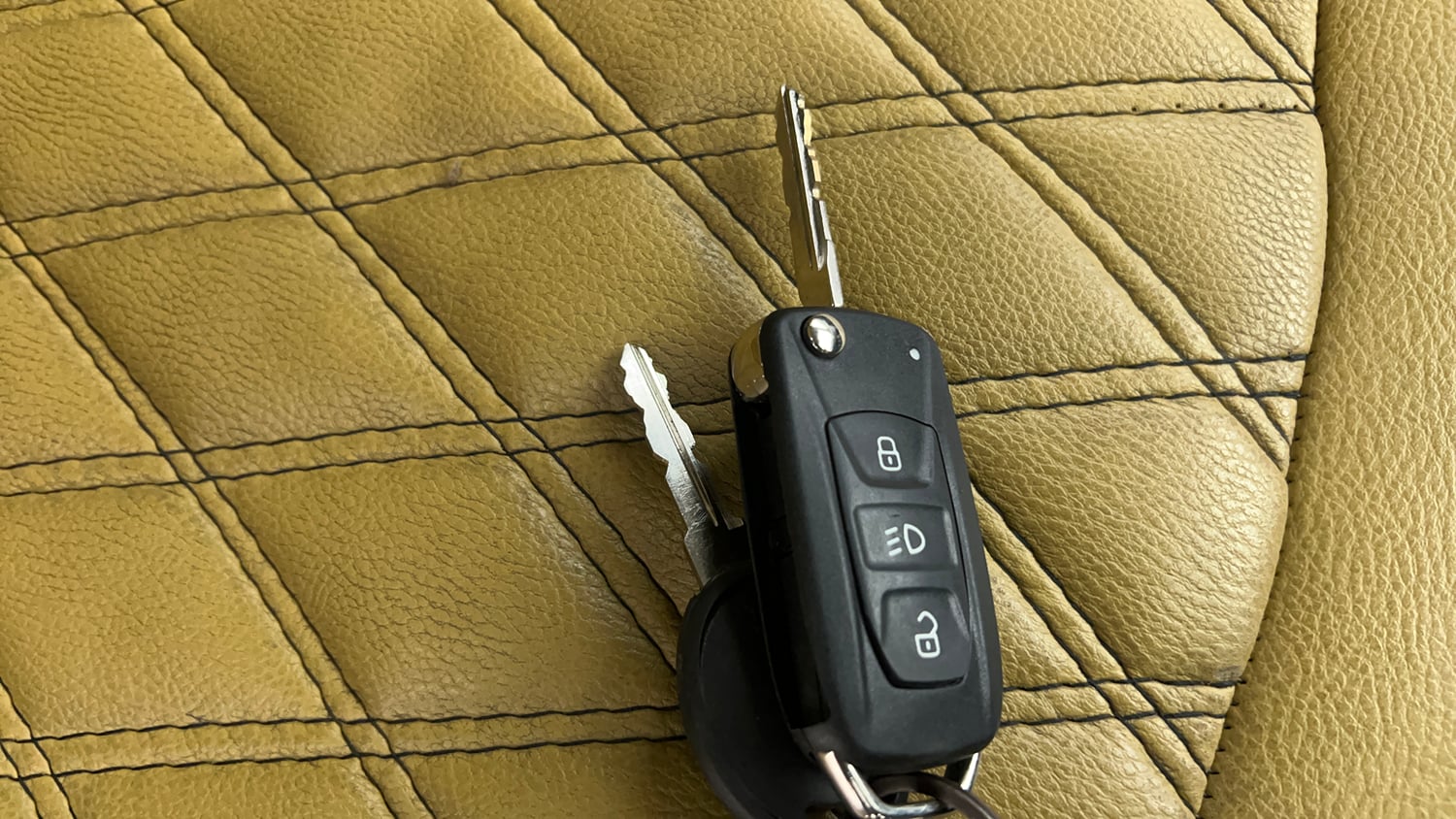 Used 2016 Tata Tiago Revotron XZ Petrol Manual extra CAR KEY VIEW