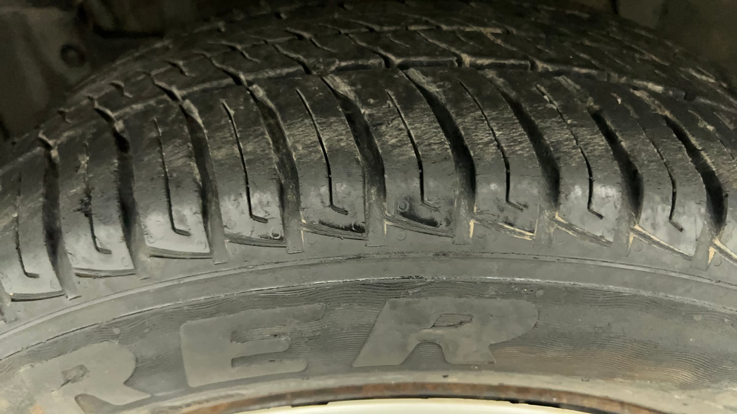 Used 2017 Maruti Suzuki Vitara Brezza [2016-2020] VDi Diesel Manual tyres LEFT FRONT TYRE TREAD VIEW