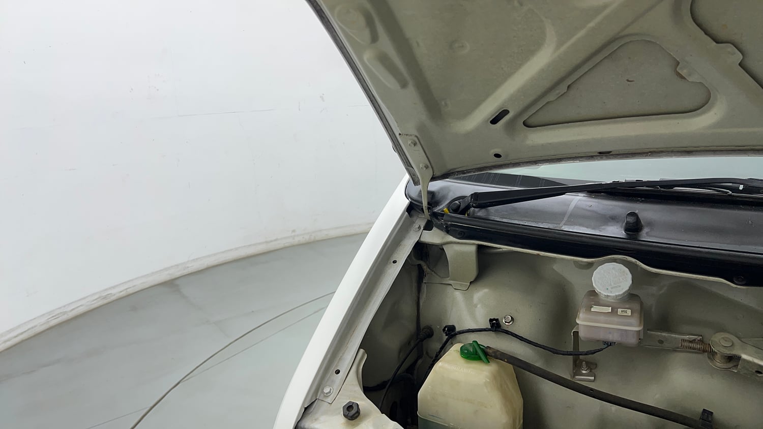 Used 2022 Maruti Suzuki Eeco 5 STR AC (O) Petrol Manual engine ENGINE RIGHT SIDE HINGE & APRON VIEW
