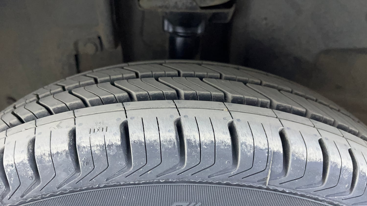 Used 2018 Renault Kwid 1.0 RXT AMT Petrol Automatic tyres LEFT FRONT TYRE TREAD VIEW