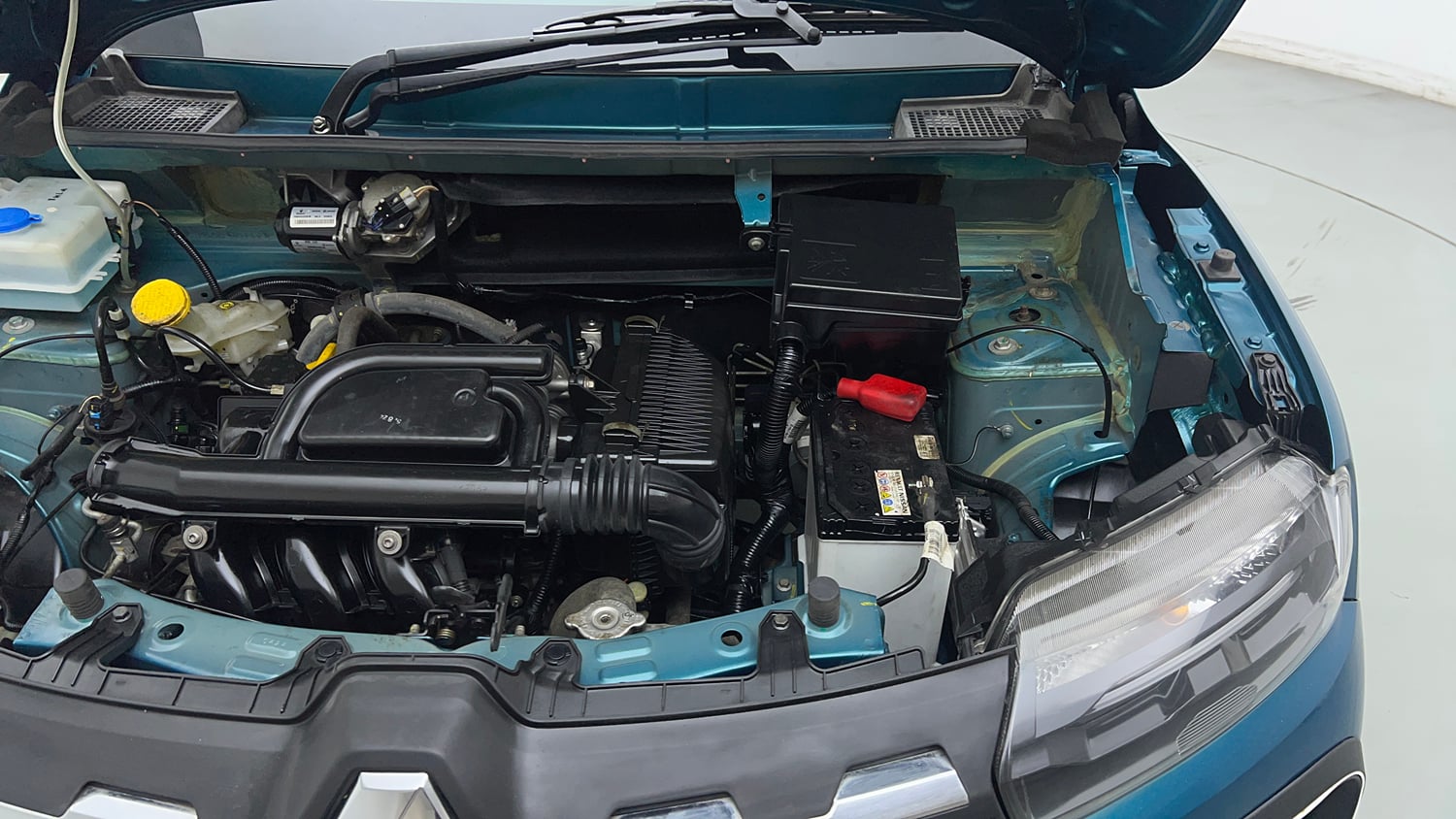 Used 2025 Renault Kwid CLIMBER 1.0 MT Petrol Manual engine ENGINE LEFT SIDE VIEW