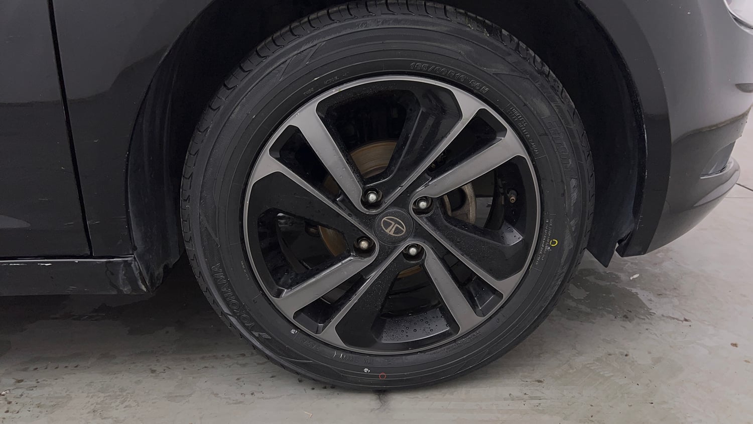 Used 2022 Tata Altroz XZ Plus Petrol Dark Edition Petrol Manual tyres RIGHT FRONT TYRE RIM VIEW