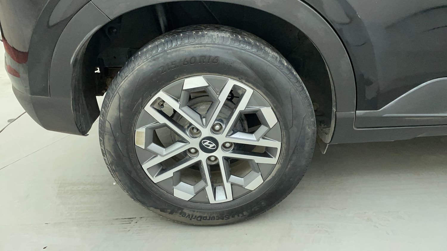Used 2024 Hyundai Venue SX (O) 1.0 Turbo DCT Petrol Automatic tyres RIGHT REAR TYRE RIM VIEW