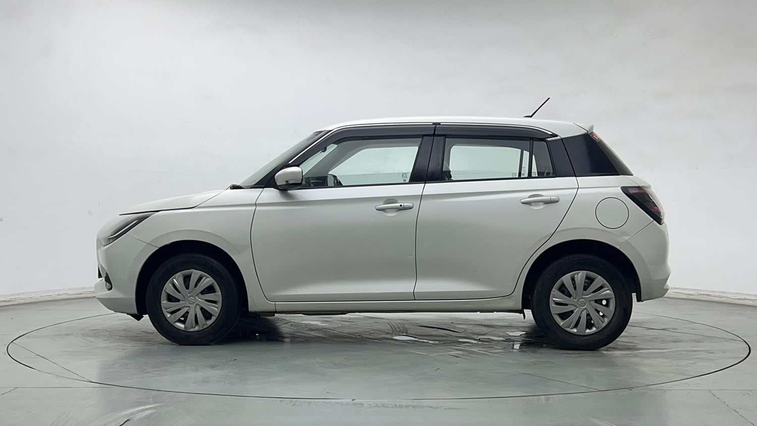 Used 2024 Maruti Suzuki Swift VXi (O) AMT Petrol Automatic exterior LEFT SIDE VIEW