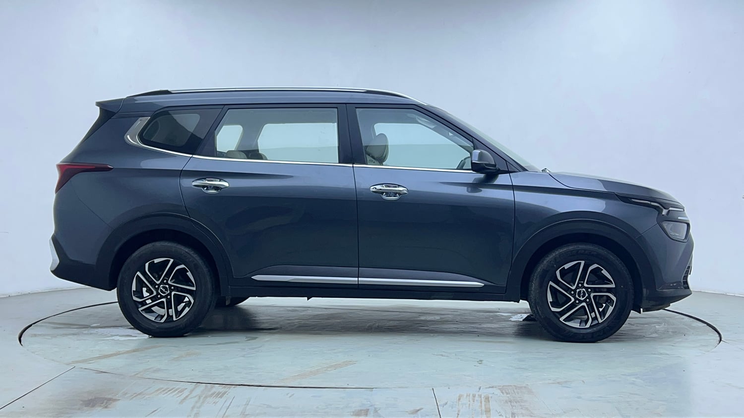 Used 2022 Kia Carens Luxury 1.4 Petrol 7 STR Petrol Manual exterior RIGHT SIDE VIEW