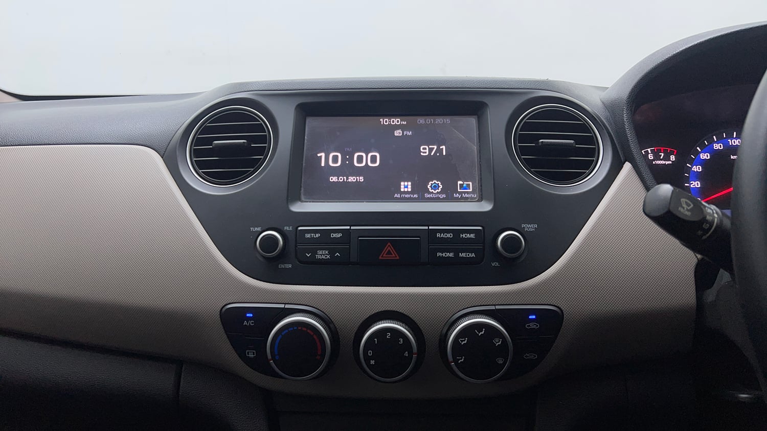Used 2019 Hyundai Xcent SX Petrol Manual top_features Integrated (in-dash) music system