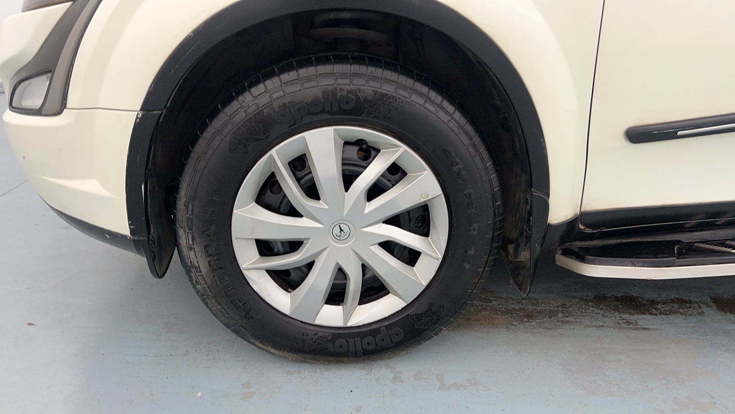 Used 2018 Mahindra XUV500 W7 AT Diesel Automatic tyres LEFT FRONT TYRE RIM VIEW
