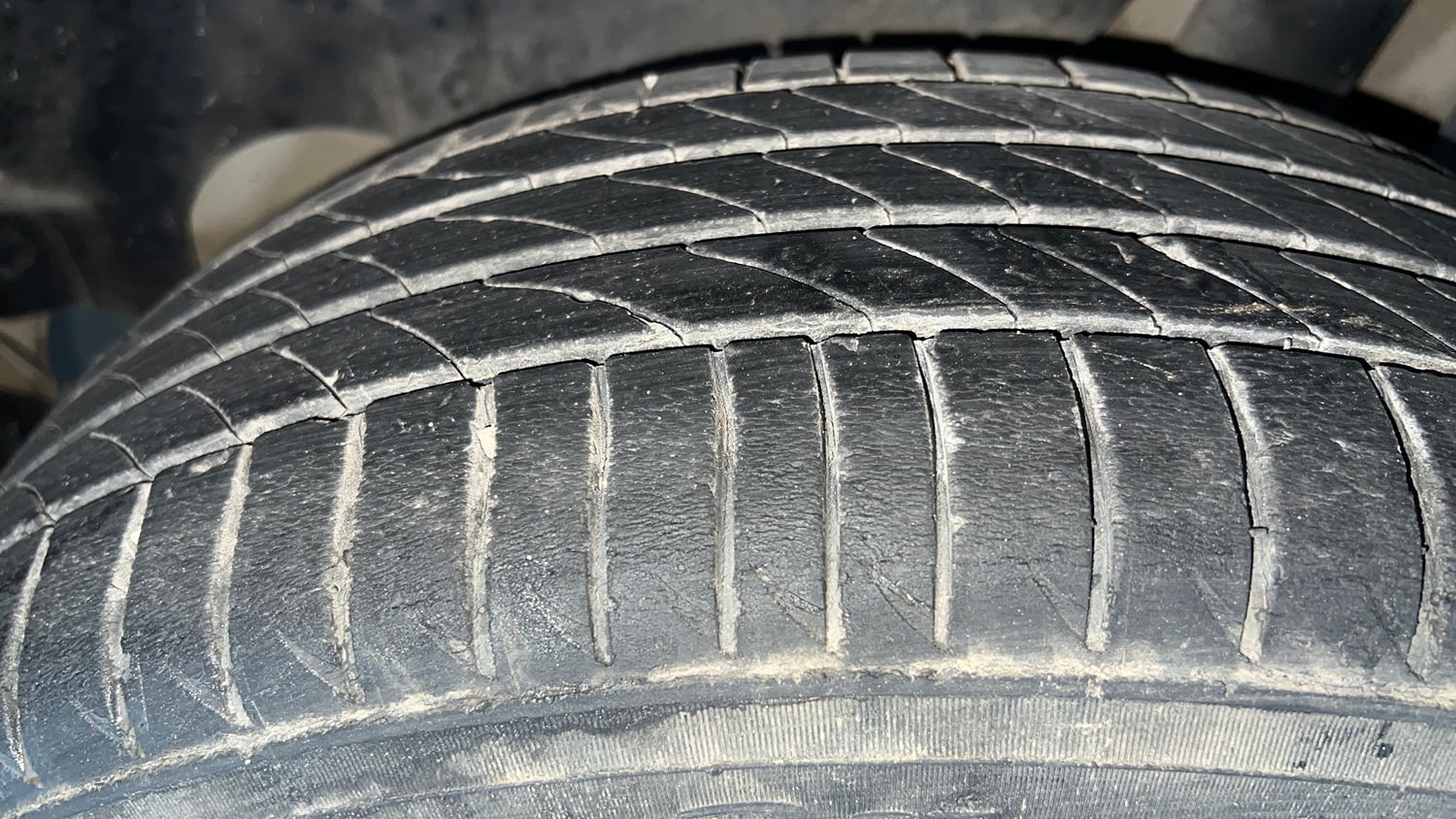 Used 2022 Maruti Suzuki XL6 Alpha Plus MT Petrol Petrol Manual tyres LEFT REAR TYRE TREAD VIEW