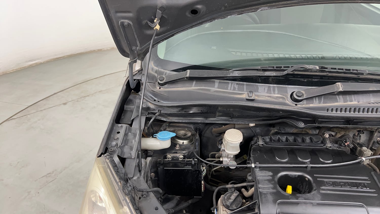Used 2015 Maruti Suzuki Wagon R LXI CNG Cng Manual engine ENGINE RIGHT SIDE HINGE & APRON VIEW