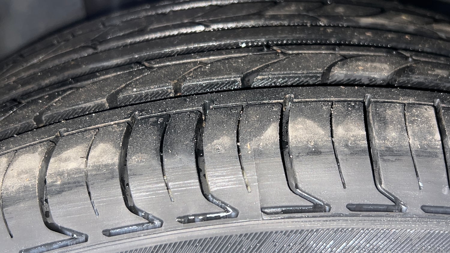 Used 2022 Tata Altroz XZ Plus Petrol Dark Edition Petrol Manual tyres RIGHT FRONT TYRE TREAD VIEW