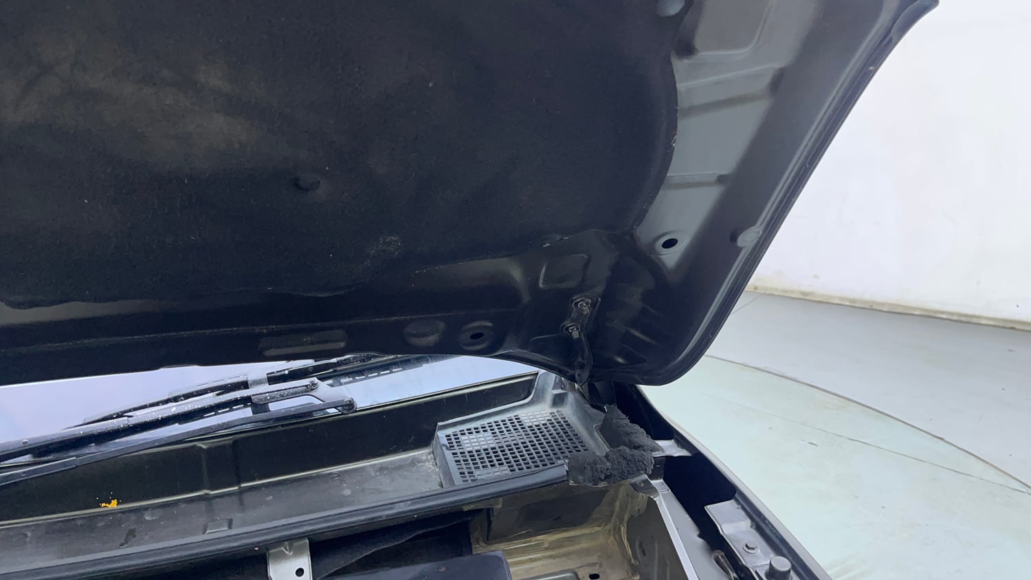 Used 2018 Renault Kwid 1.0 RXT AMT Petrol Automatic engine ENGINE LEFT SIDE HINGE & APRON VIEW