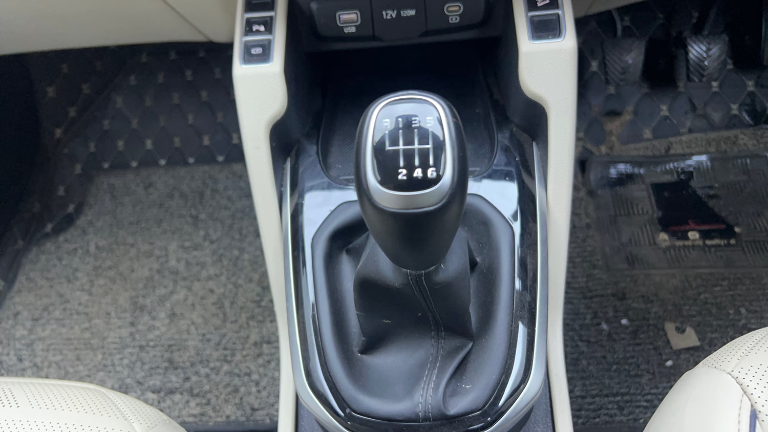 Used 2022 Kia Carens Luxury 1.4 Petrol 7 STR Petrol Manual interior GEAR  KNOB VIEW