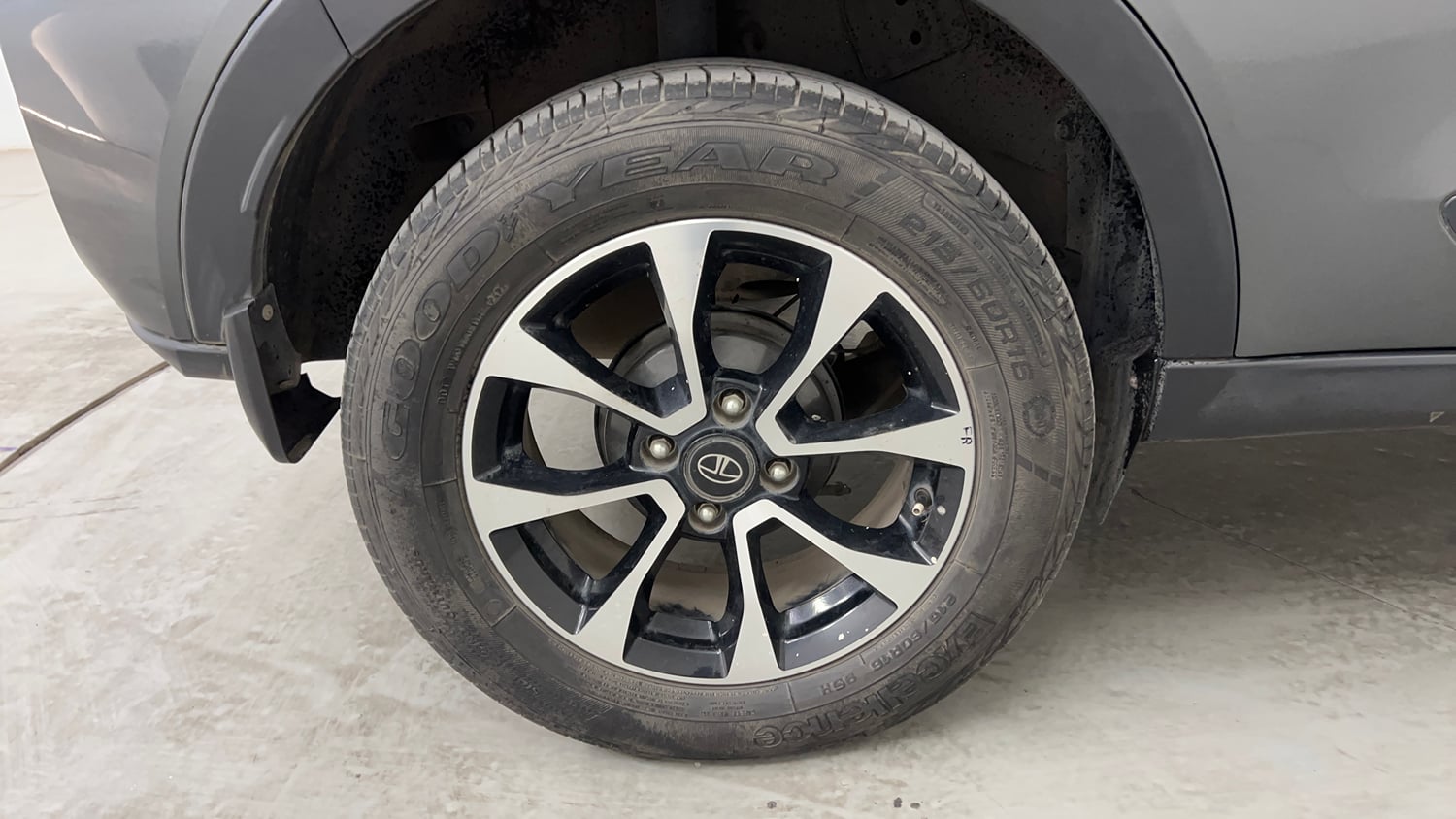 Used 2021 Tata Nexon XZA Plus Petrol Automatic tyres RIGHT REAR TYRE RIM VIEW
