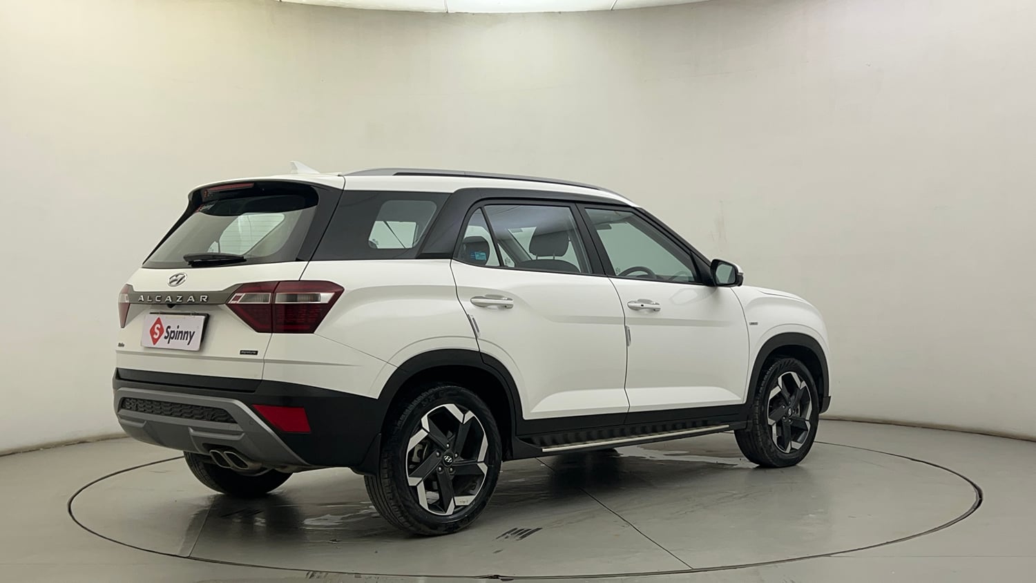 Used 2024 Hyundai Alcazar Signature (O) 7 STR 1.5 Petrol DCT Petrol Automatic exterior RIGHT REAR CORNER VIEW