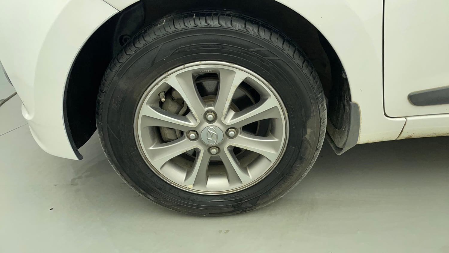 Used 2016 Hyundai Grand i10 Asta 1.2 Kappa VTVT Petrol Manual tyres LEFT FRONT TYRE RIM VIEW