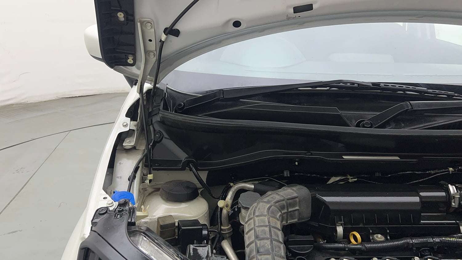 Used 2024 Maruti Suzuki Ignis Sigma 1.2 MT Petrol Manual engine ENGINE RIGHT SIDE HINGE & APRON VIEW