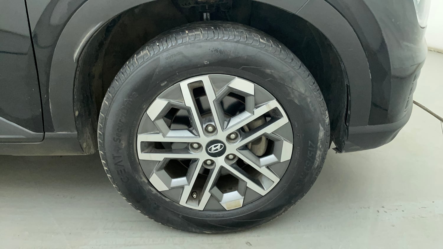 Used 2024 Hyundai Venue SX (O) 1.0 Turbo DCT Petrol Automatic tyres RIGHT FRONT TYRE RIM VIEW
