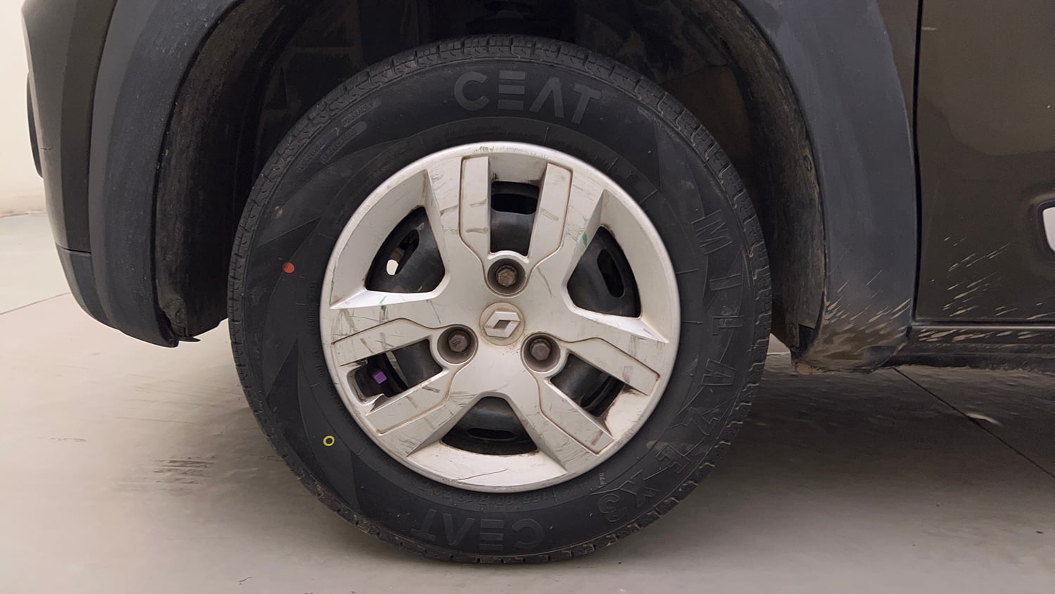 Used 2017 Renault Kwid 1.0 RXL AMT Petrol Automatic tyres LEFT FRONT TYRE RIM VIEW