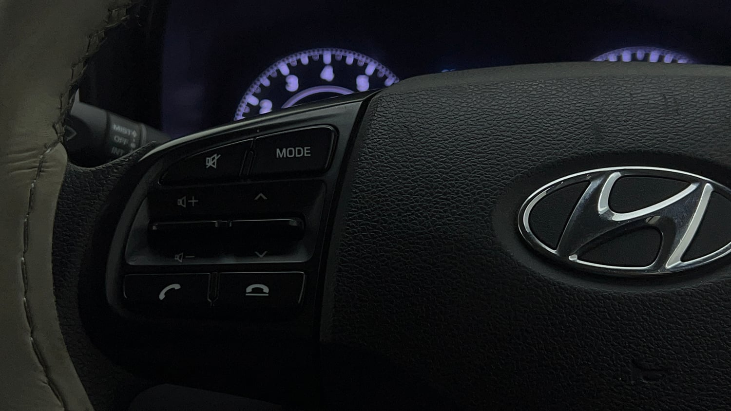 Used 2019 hyundai Venue S 1.0 AT Turbo Petrol Petrol Automatic top_features Steering mounted controls