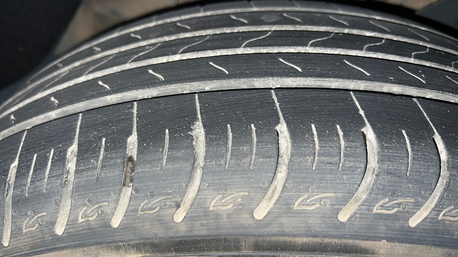 Used 2022 Kia Carens Luxury 1.4 Petrol 7 STR Petrol Manual tyres RIGHT REAR TYRE TREAD VIEW