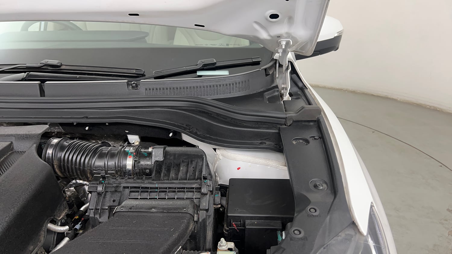 Used 2024 Mahindra XUV700 AX7 Luxury Pack Petrol AT 7 STR Petrol Automatic engine ENGINE LEFT SIDE HINGE & APRON VIEW