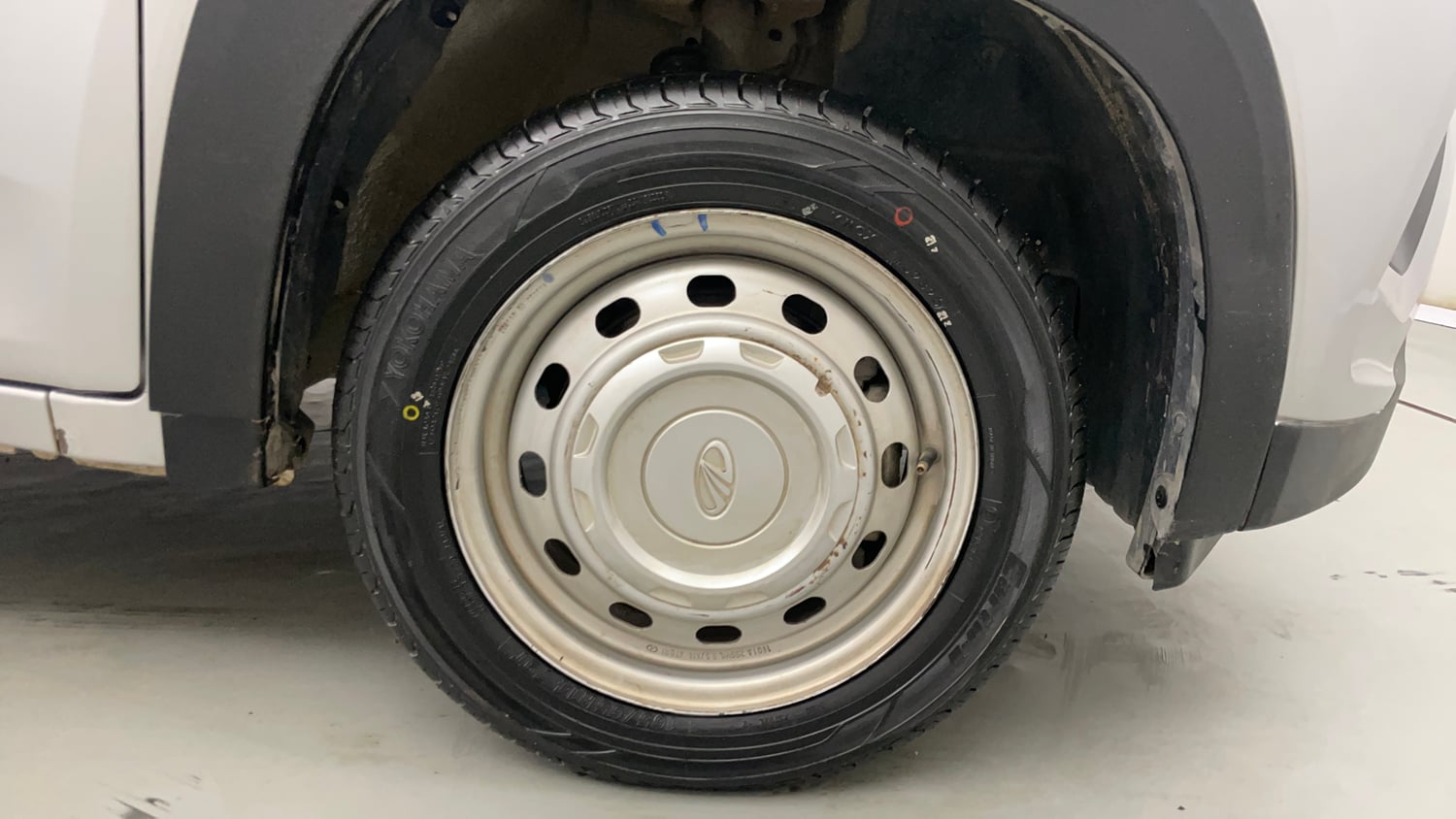 Used 2018 Mahindra KUV100 NXT K2 6 STR Petrol Manual tyres RIGHT FRONT TYRE RIM VIEW