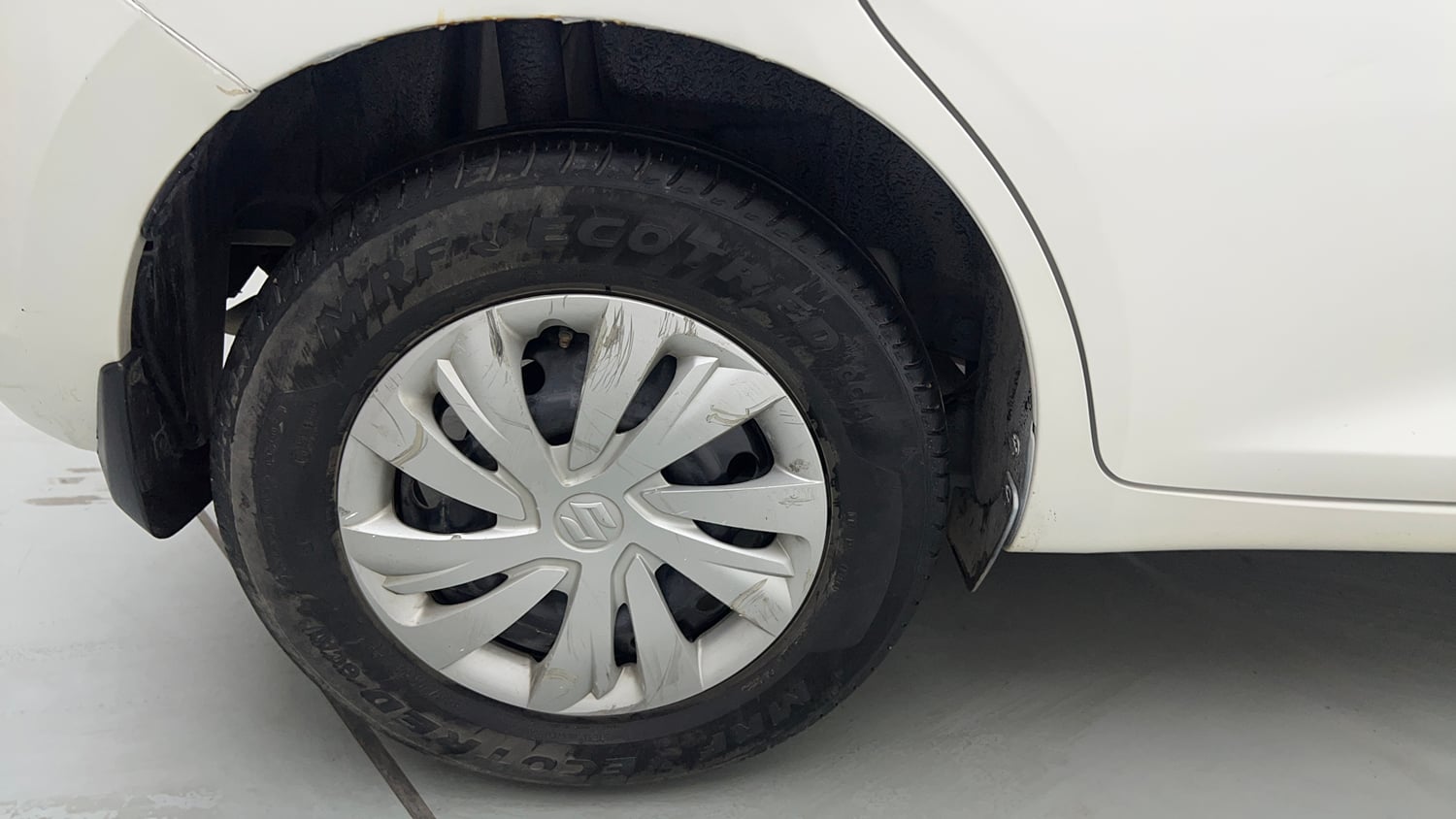 Used 2024 Maruti Suzuki Swift VXi (O) AMT Petrol Automatic tyres RIGHT REAR TYRE RIM VIEW