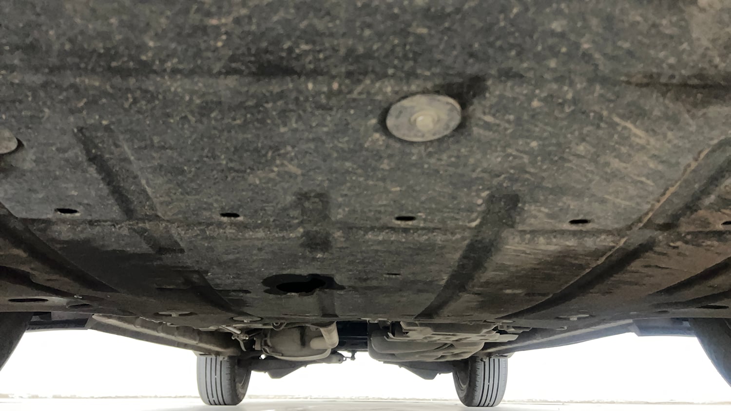 Used 2024 Mahindra XUV700 AX7 Luxury Pack Petrol AT 7 STR Petrol Automatic extra FRONT LEFT UNDERBODY VIEW