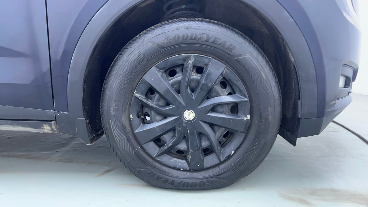 Used 2023 Mahindra XUV700 AX 3 Diesel MT 7 STR Diesel Manual tyres RIGHT FRONT TYRE RIM VIEW